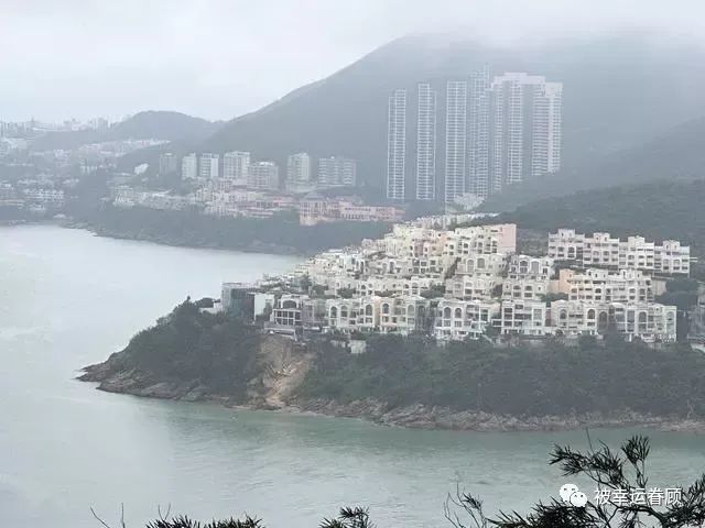 震撼！香港世纪暴雨后富人区大面积塌方