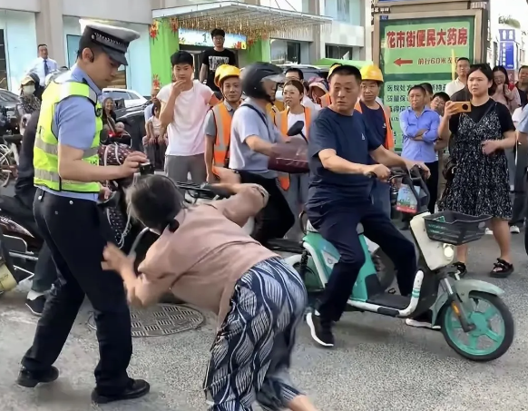 闹大了！四川南充，七旬老太碰瓷交警，抱着不撒手：交警打人了