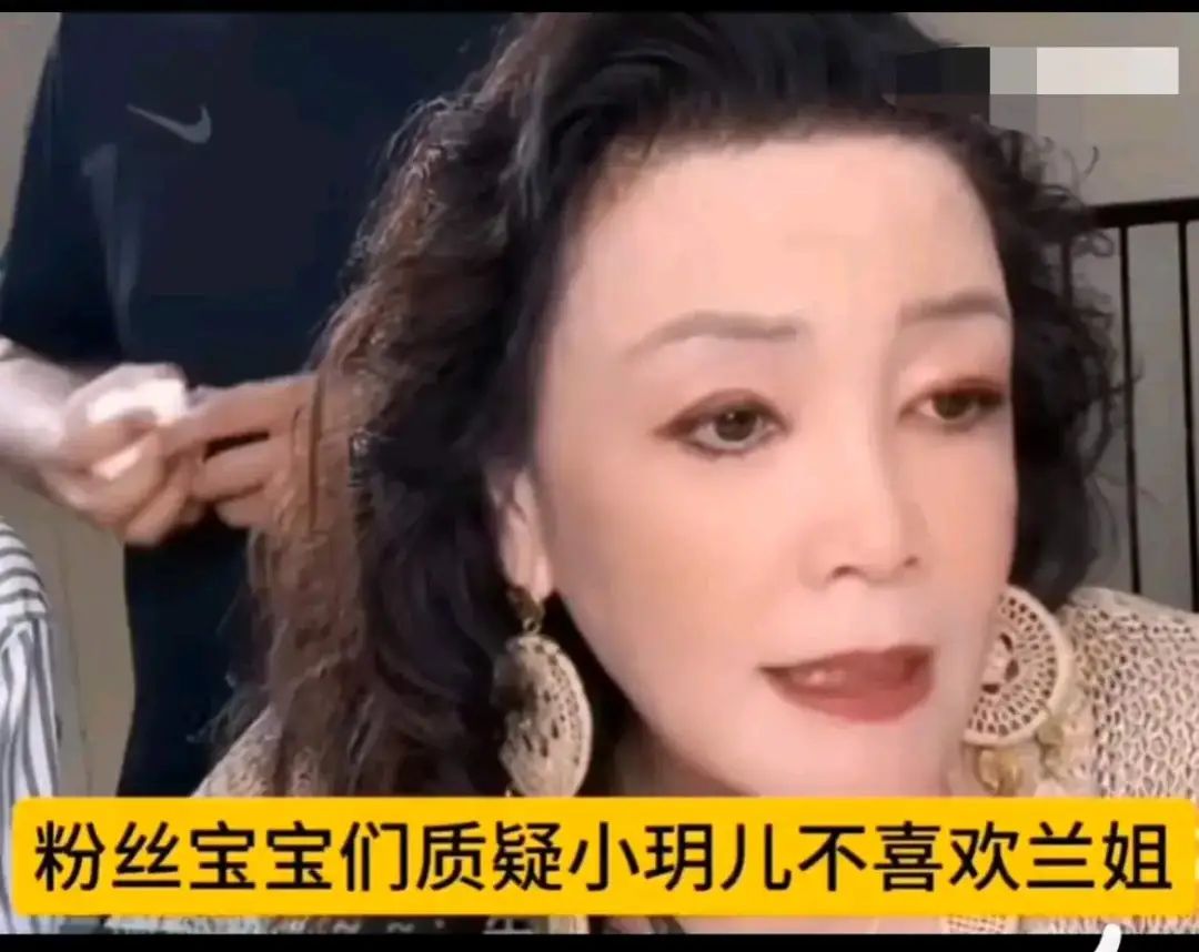 张兰直播时被问为何不拍孙女，她回应称孙女一见我拿手机就跑