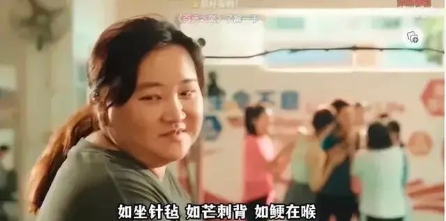 继贾玲之后，48岁舒淇也导演电影了，扎马尾现场指挥太有气场  第2张