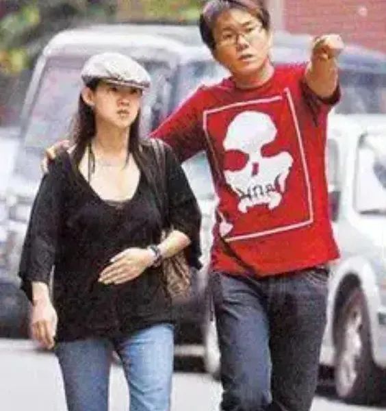 曾宝仪男友林明谦近况曝光，头发泛白尽显老气，相恋19年未婚未育  第11张