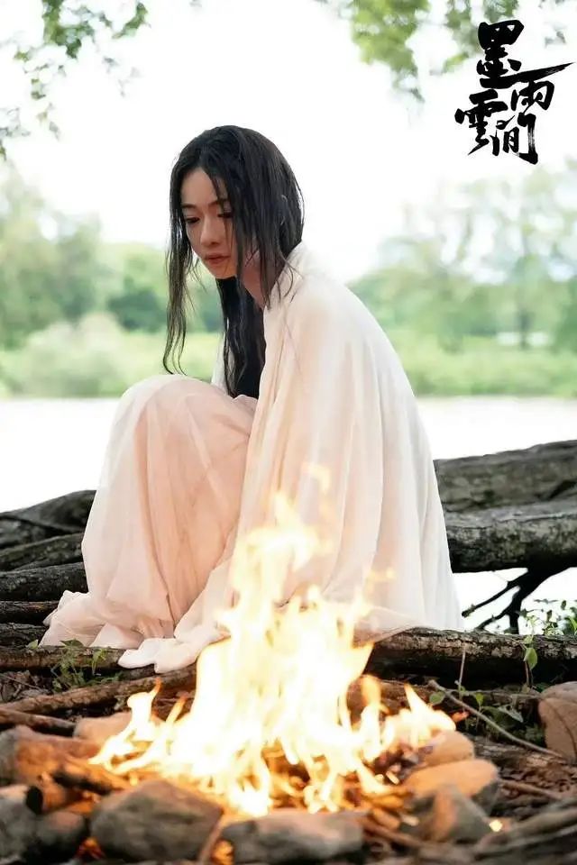 女演员长相很重要，《墨雨云间》34岁的吴谨言和26岁的杨超越同框，才知什么叫骨相与气质  第2张