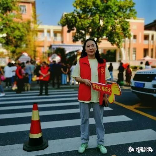 小学生走路也要戴头盔？别再让学校管交通了  第4张