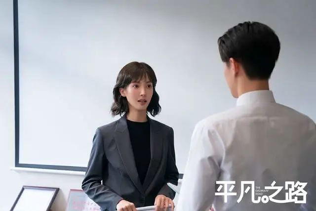 《平凡之路》同样演“塑料姐妹花”，金晨和王秀竹对比，差异明显  第2张