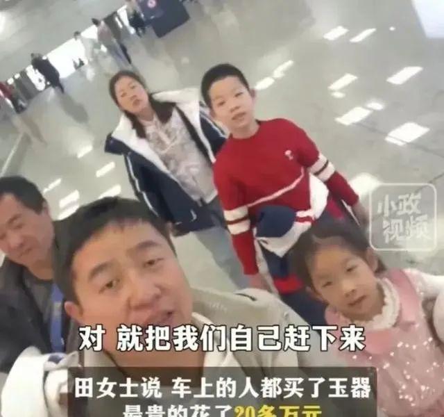 旅行未买5万手镯被赶下车，文旅：导游在接团，没时间当面道歉