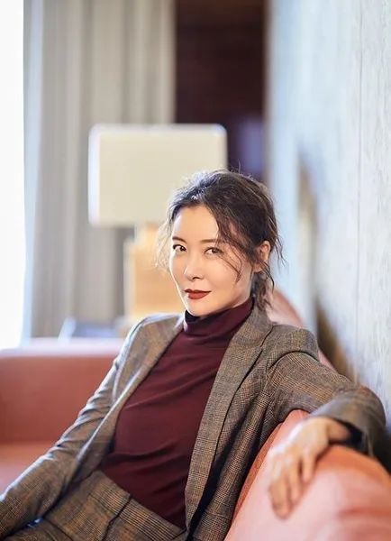 她是开国上将孙女，亲手捧红李亚鹏却惨遭背叛，至今51岁仍未婚