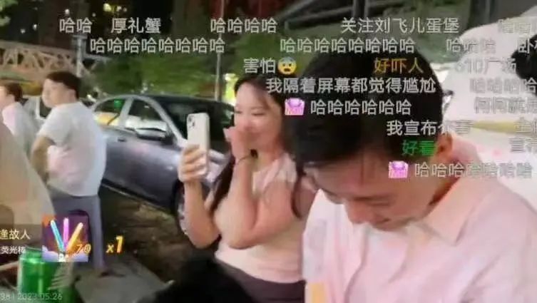 蛋宝直播输了，直接跳起了舞蹈，周围的人都被看傻了  第8张