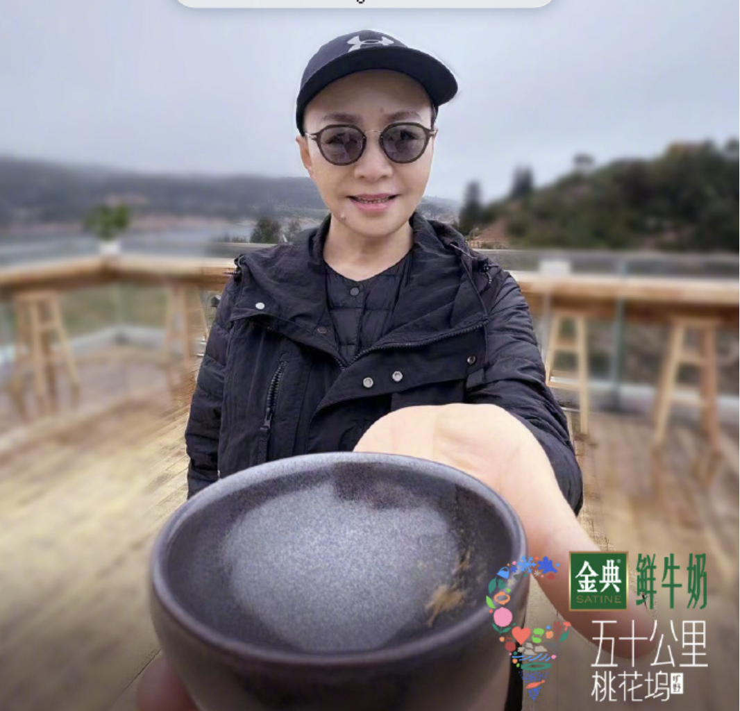 秦皇岛偶遇63岁宋丹丹：和家人旅游，巴图带两个孩子吃雪糕​  第3张