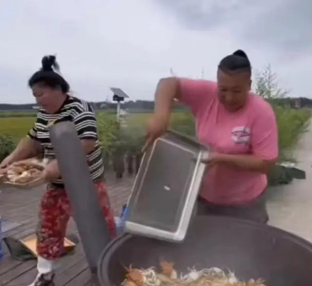 太离谱！曝东北雨姐稻田蟹造假塌房！连夜下架视频，造假细节曝光  第2张