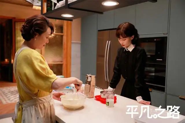 《平凡之路》同样演“塑料姐妹花”，金晨和王秀竹对比，差异明显  第5张