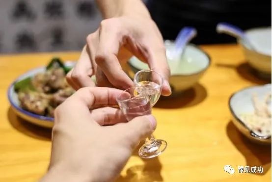 江苏一人请客，40名老同学赴宴，点8瓶52年茅台，结账时个个震惊  第3张