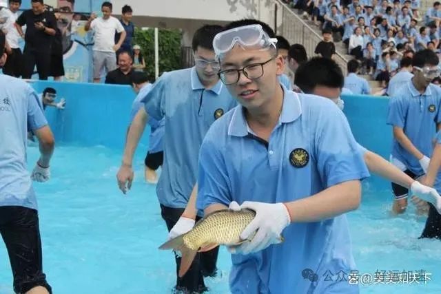 学校让千名高考生抓鱼减压，还特意安排了吃鱼活动！