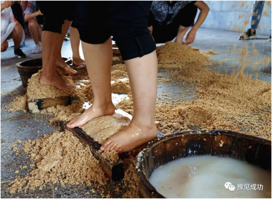 茅台女员工“工作照”被拍，在网上火了，网友热议：难怪没人偷喝  第3张