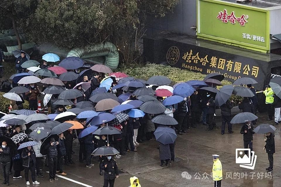 宗庆后追思会出现多辆红旗车，车牌号0001的出现让人敬佩