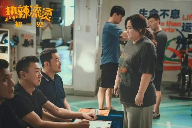 《热辣滚烫》同样演“不省心的女儿”，贾玲张小斐对比，差异明显  第1张