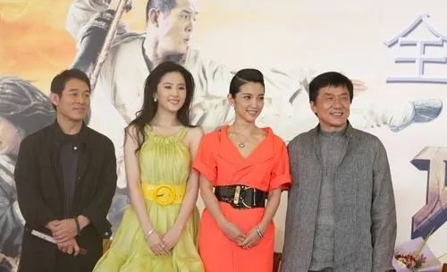 2007年，刘亦菲在拍《功夫之王》，合作的演员有成龙、李冰冰等，刘亦菲满脸的胶原蛋白，扛得住没有滤镜的镜头。