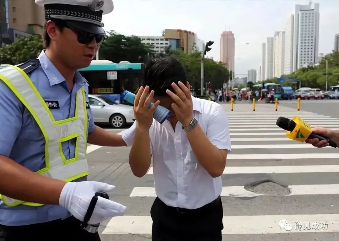 “他闯红灯，凭什么要我赔偿？”交警处罚引争议，车主当场翻脸