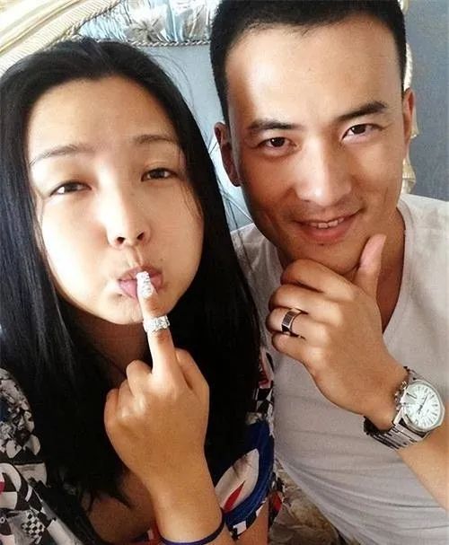 何洁前夫高调官宣！自己再婚，再婚妻子是圈外人，当初他和何洁离婚患上抑郁症的时候，是现任