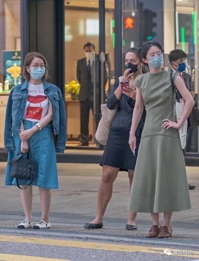 被香港街拍女生惊艳了！裙不上膝，鞋穿平底，看似简约却个个高级  第2张