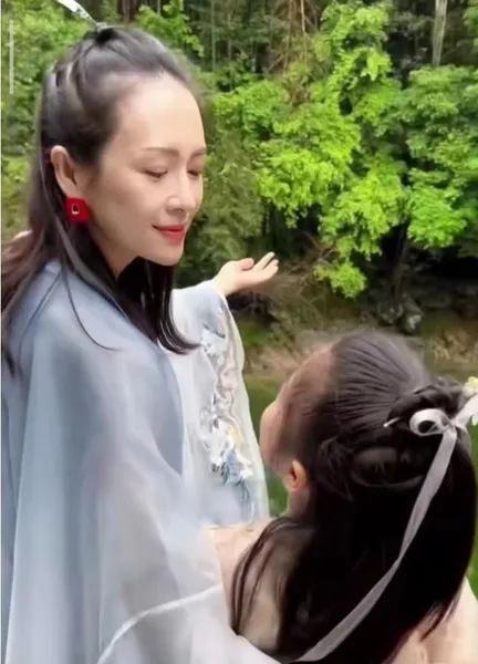 离婚单亲妈妈章子怡带女儿复古之旅,母女舞姿笑颜如花暖心治愈  第9张