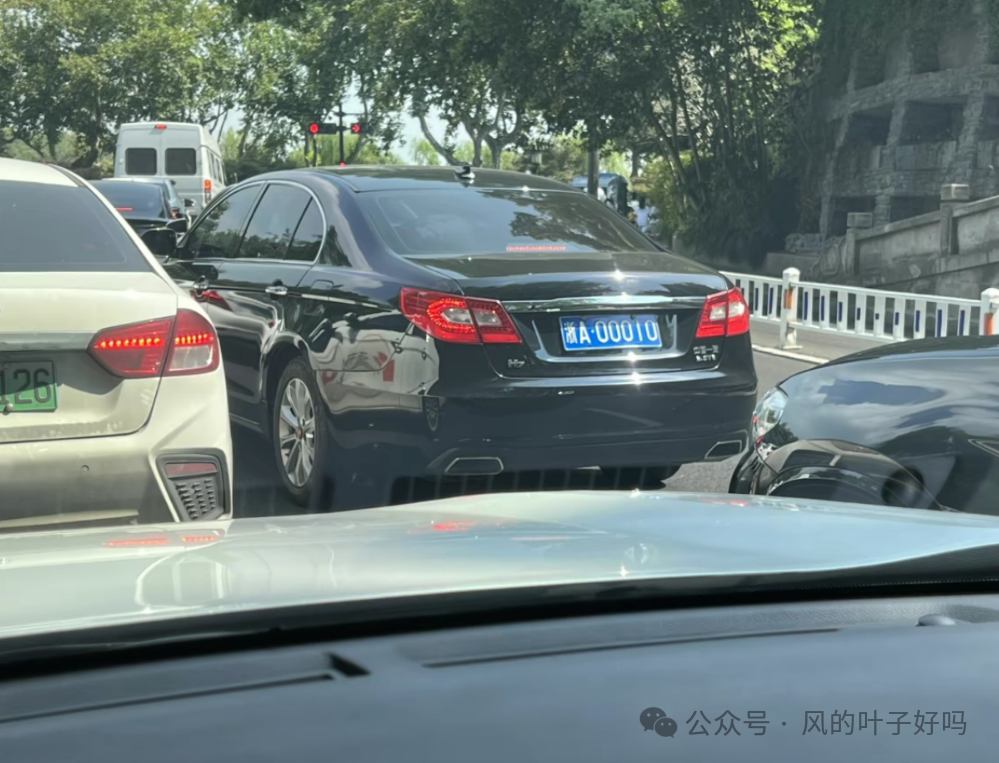 宗庆后追思会出现多辆红旗车，车牌号0001的出现让人敬佩  第10张