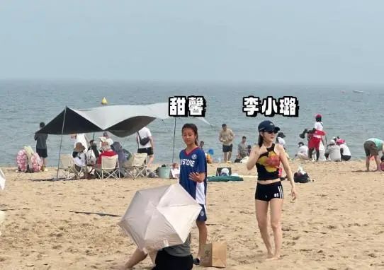 偶遇42岁李小璐逛高档商场，穿百元Polo衫买化妆品，巴掌小脸一眼认出