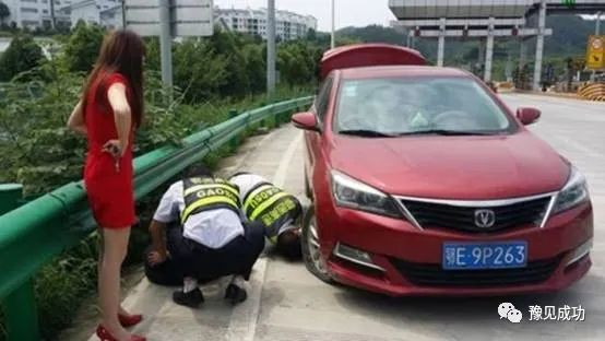 女司机跑高速感觉不对劲，立马下车，交警看完吓出汗：朋友别要了