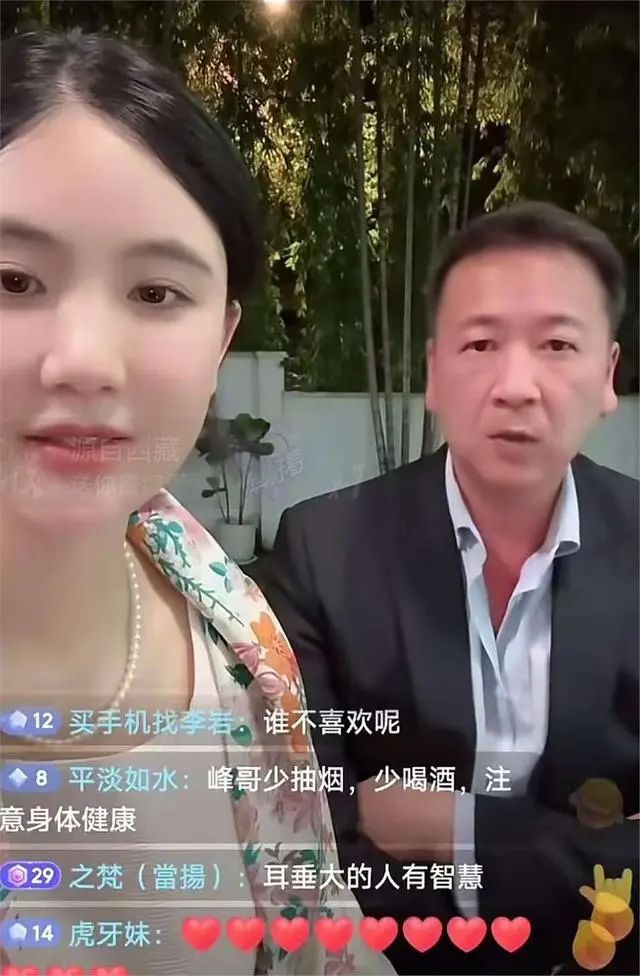 53岁杨钰莹近况：无儿无女，独居豪宅，一个人养花种菜，与狗相伴