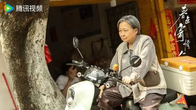 《春色寄情人》李现奶奶，70岁的她太有喜感了，凭借50年前的《包青天》一夜走红  第4张