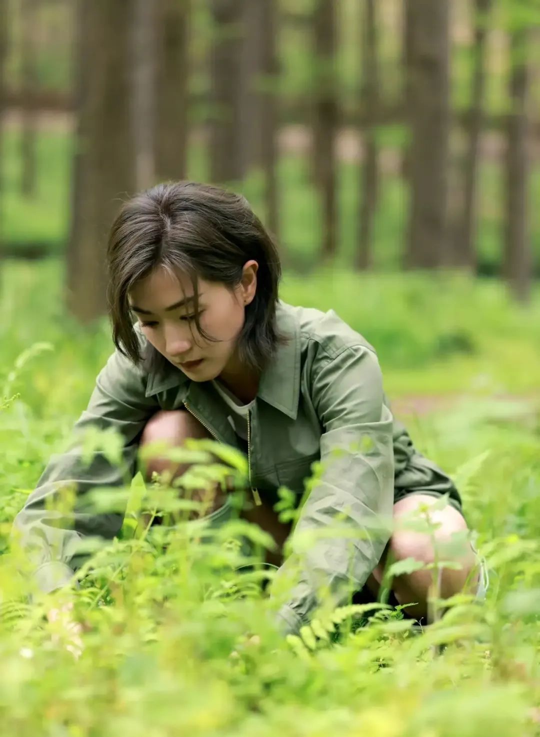 万茜这身穿搭真是又美又飒，军绿色的工作连体短裤，搭着同色的高筒雨靴，齐肩的干练短发，跑到竹林里挖笋，画面怎么就那么美？真是能把  第2张