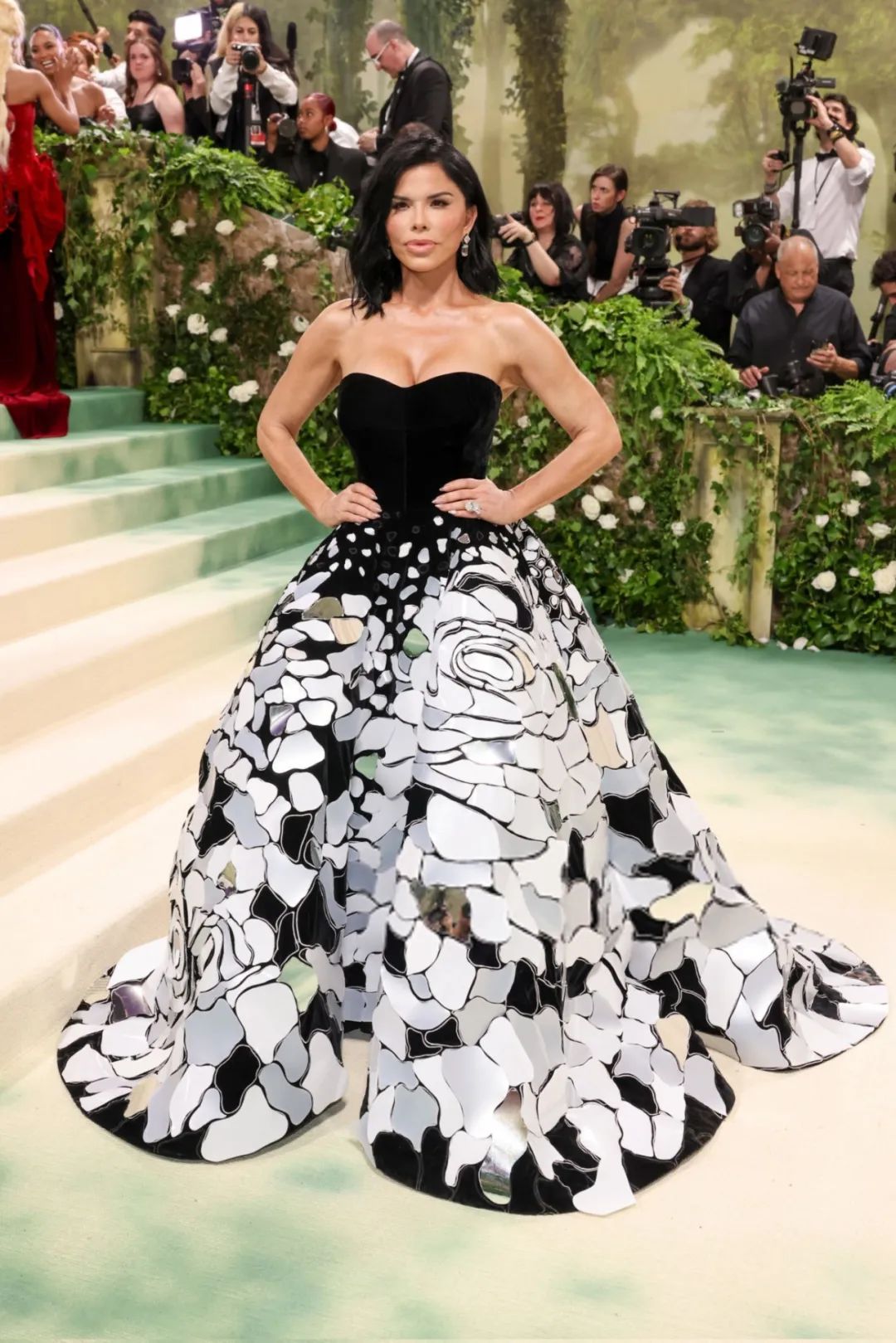 “红毯女王”赞达亚两套造型出战metgala  第21张