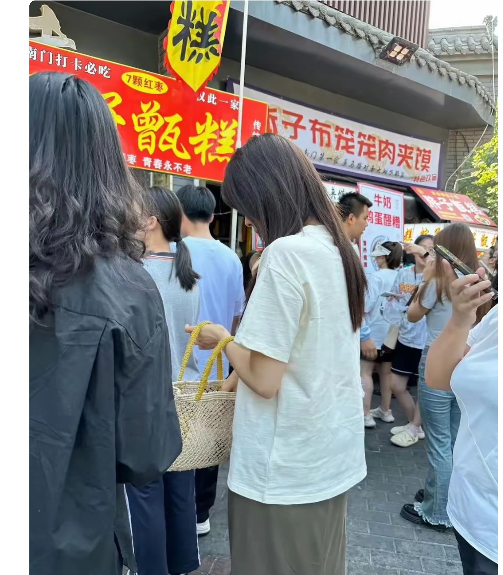 48岁的曾黎现身西安街市，穿着拖鞋席地而坐直接开吃，气质如年轻小姑娘一般