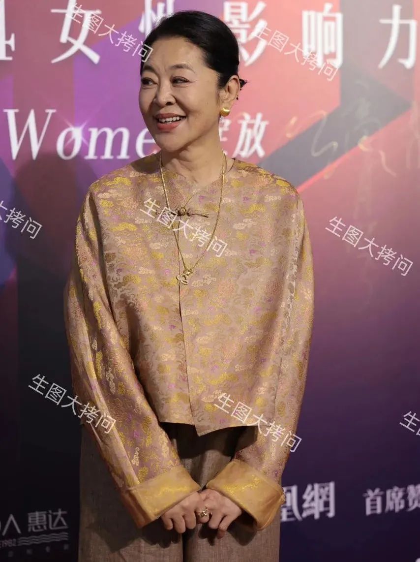 65岁倪萍医美后真时髦，穿新中式优雅从容，完全没了土气！