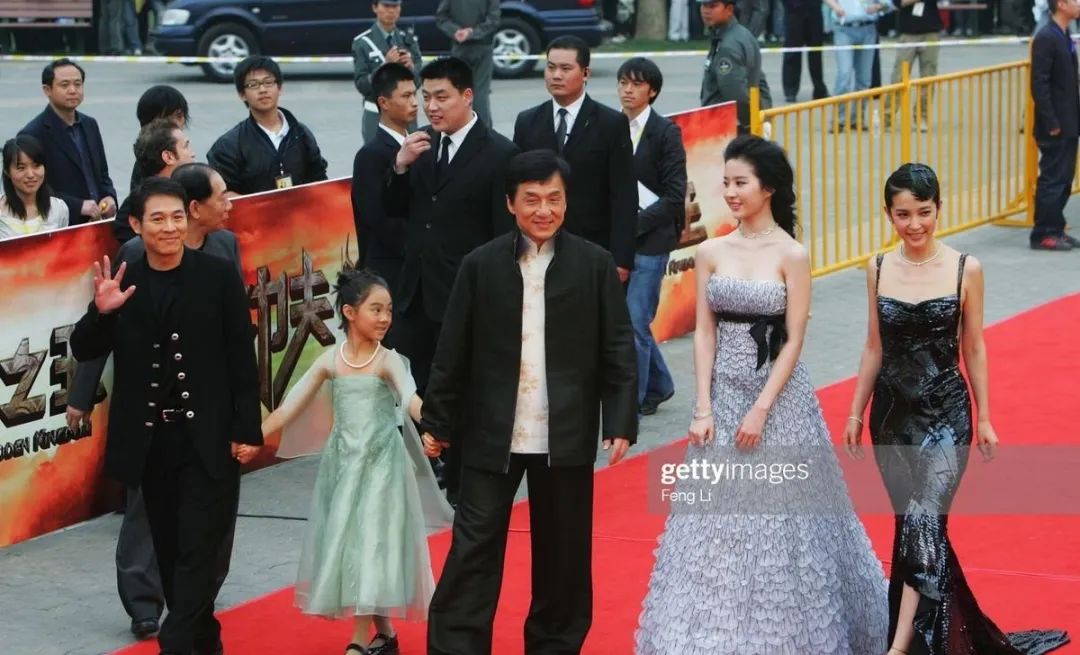 2007年，刘亦菲在拍《功夫之王》，合作的演员有成龙、李冰冰等，刘亦菲满脸的胶原蛋白，扛得住没有滤镜的镜头。  第5张