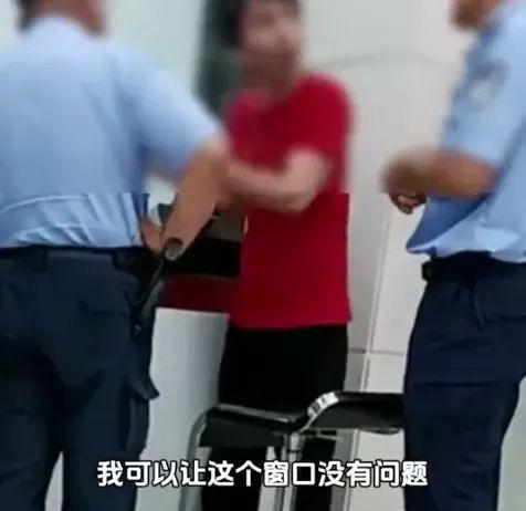 男子银行销户，坚持要2分钱被报警，网友炸锅：你欠银行2分再试试  第4张