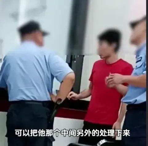 男子银行销户，坚持要2分钱被报警，网友炸锅：你欠银行2分再试试