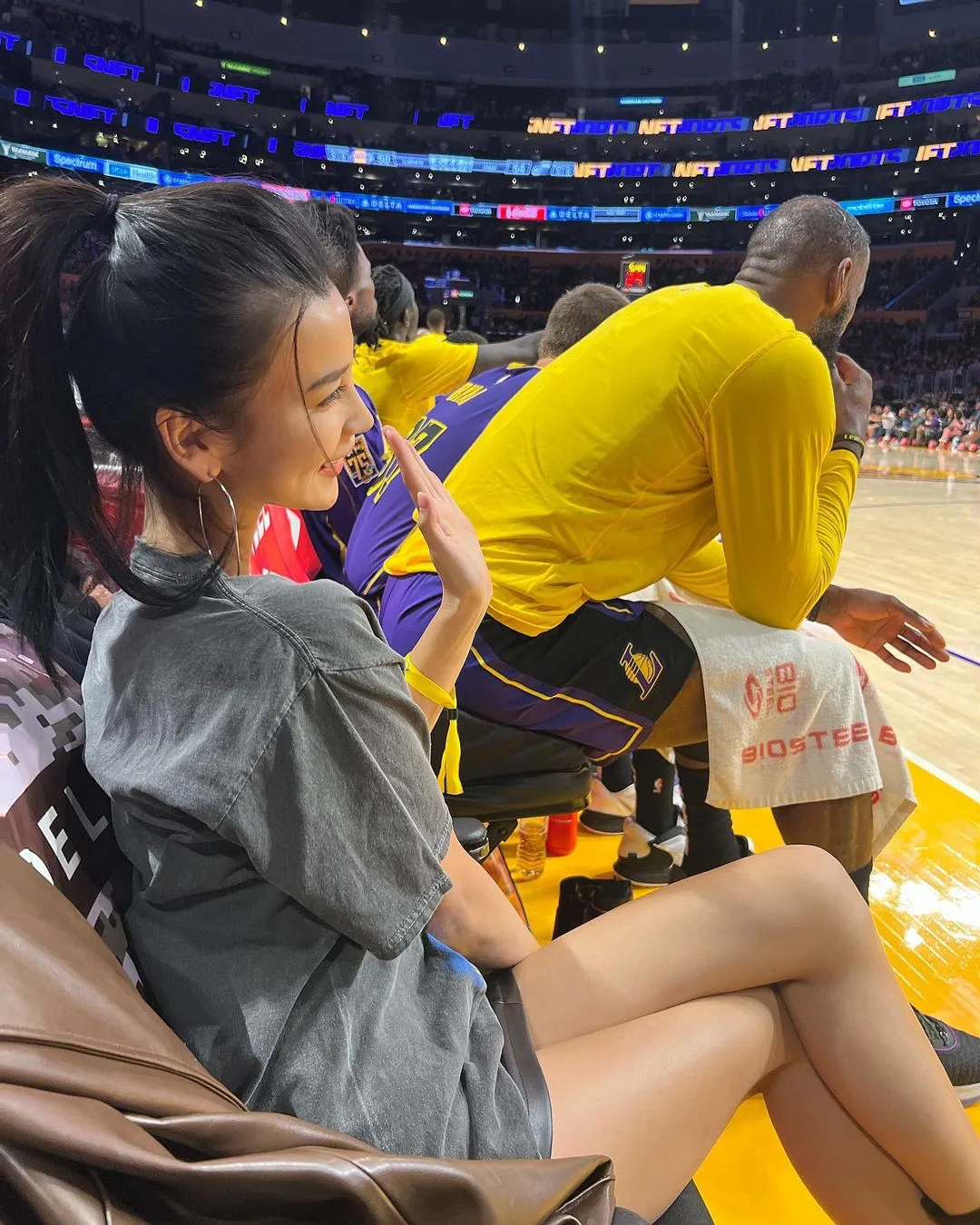 NBA最美球迷！完美大长腿，和詹娜同框一点也不输