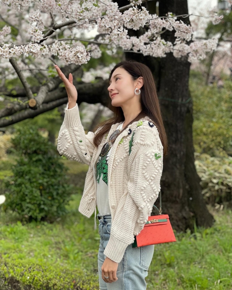 李嘉欣在IG贴出赏樱花的最新相片