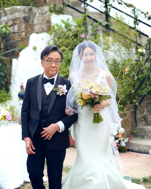 麥明詩結婚半年肚凸凸傳佗B有喜？最新近照明顯孕味濃陷遮肚疑雲