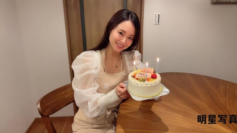 吉泽明步获烹饪班学生庆祝39岁生日