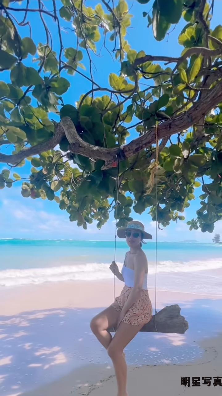 李施嬅海边性感比基尼照，赴马尔代夫度假体态完美fit