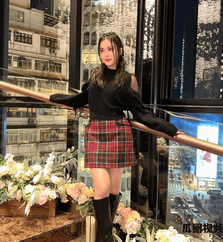 17岁TVB小花即将推出新歌，自信称不介意人气输炎明熹，将展现自己独特魅力。