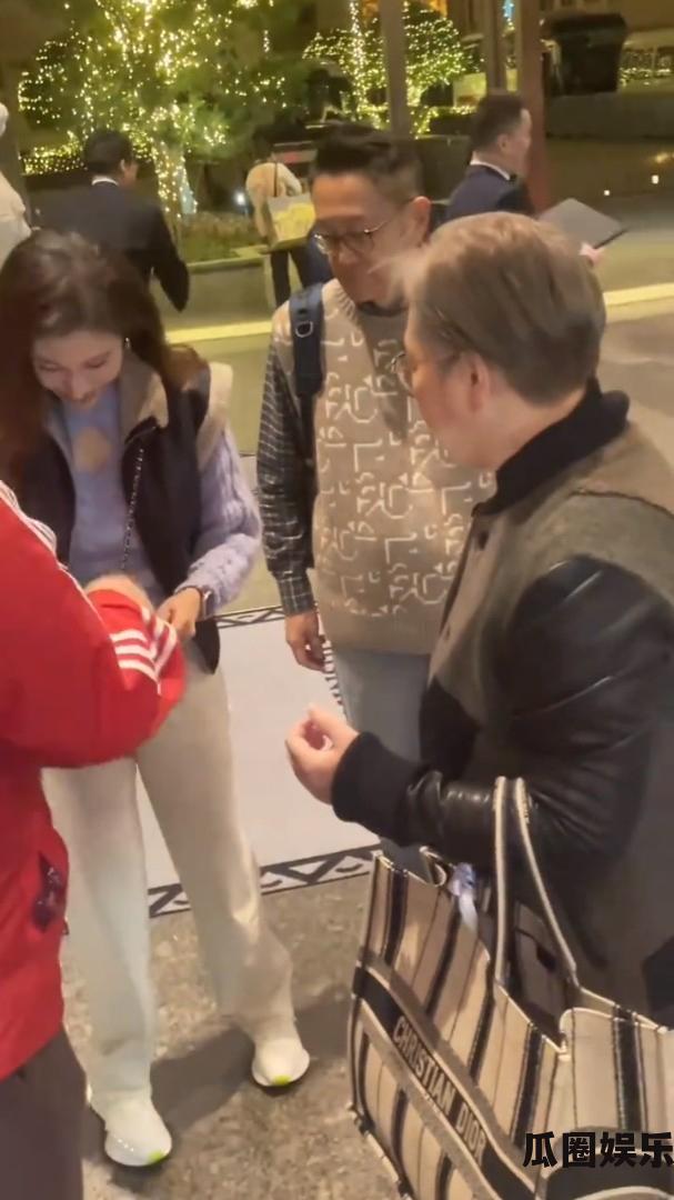 李嘉欣步出酒店时被网民截停索签名
