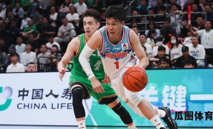 新疆男篮球员黄荣奇右肩肌肉受伤情况报道